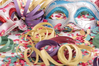 karnaval konfeti ve serpantin flamalar ile Venedik maskeleri.