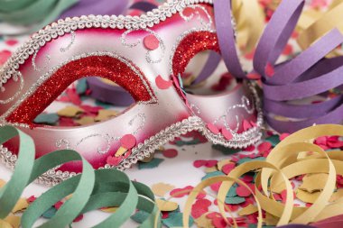 konfeti ve serpantin flamalar ile karnaval Venedik Maske.