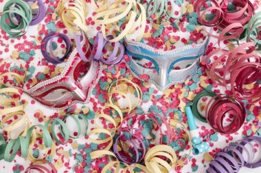karnaval konfeti ve serpantin flamalar ile Venedik maskeleri.