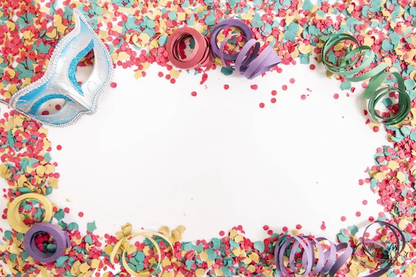 Misturado Confetes Coloridos Espalhados Fundo Branco — Fotografia de Stock