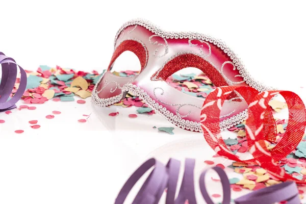 Rode Venetiaanse Masker Met Confetti Geïsoleerd Een Witte Achtergrond — Stockfoto