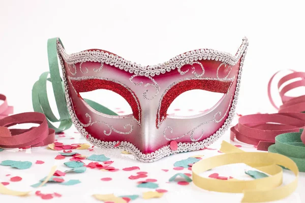 Máscara Veneciana Roja Con Confeti Aislado Sobre Fondo Blanco — Foto de Stock