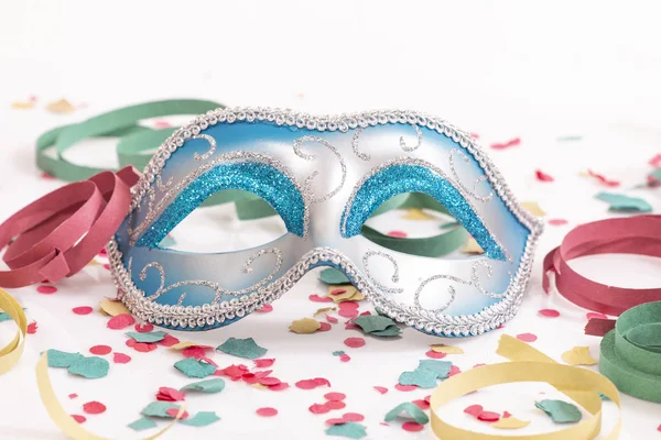 Máscara Veneciana Azul Con Confeti Aislado Sobre Fondo Blanco — Foto de Stock