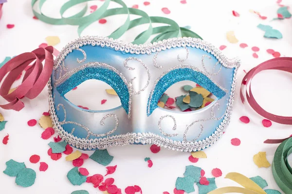 Máscara Veneciana Azul Con Confeti Aislado Sobre Fondo Blanco — Foto de Stock