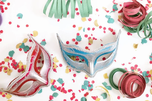 Venetiaanse Maskers Carnaval Met Confetti Geïsoleerd Een Witte Achtergrond — Stockfoto