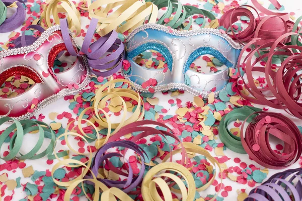 Carnaval Venetiaanse Maskers Met Confetti Serpentine Wimpels — Stockfoto