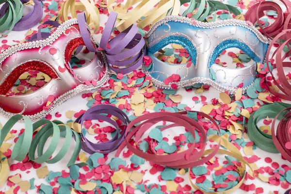 Karnaval Konfeti Serpantin Flamalar Ile Venedik Maskeleri — Stok fotoğraf