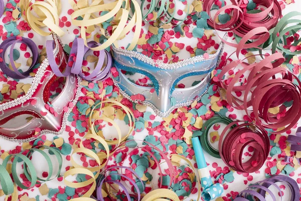 Karneval Venezianische Masken Mit Konfetti Und Schlangenförmigen Luftschlangen — Stockfoto