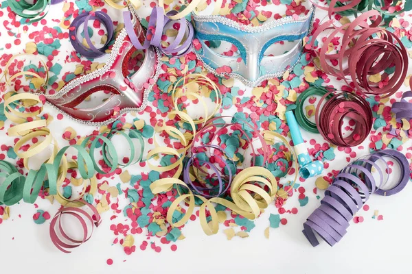 Carnaval Venetiaanse Maskers Met Confetti Serpentine Wimpels — Stockfoto