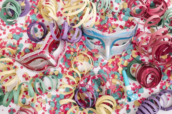 Karneval Venezianische Masken Mit Konfetti Und Schlangenförmigen Luftschlangen — Stockfoto