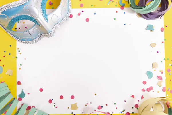 Confettis Carnaval Masque Rubans Sur Papier Blanc — Photo