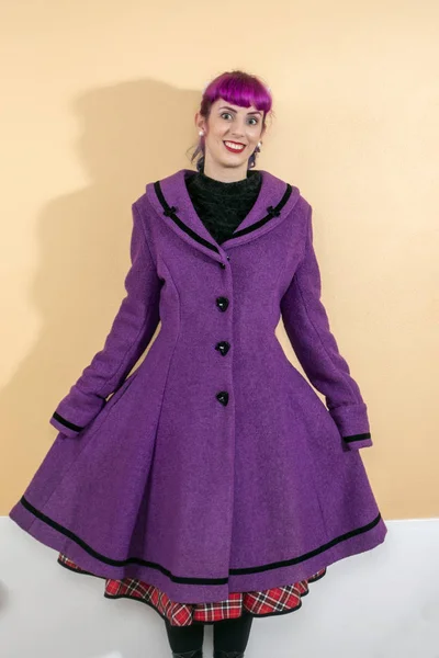 Donna con abiti vintage — Foto Stock