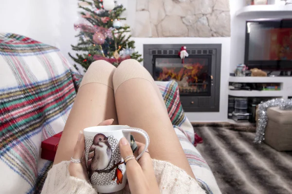 Молода дівчина на дивані на Різдво — стокове фото