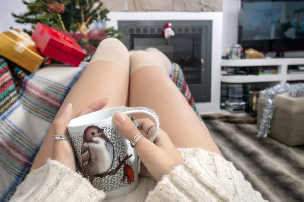 Молода дівчина на дивані на Різдво — стокове фото