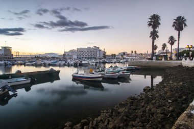 gün batımında Faro şehir marina
