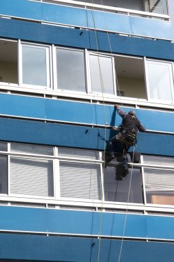 adam highrise pencereleri temizler