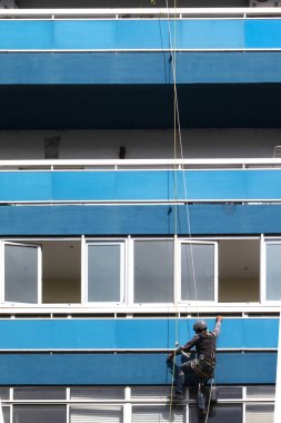adam highrise pencereleri temizler