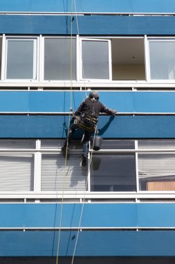 adam highrise pencereleri temizler