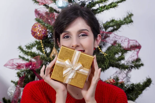 Junges Mädchen mit Weihnachtsgeschenk — Stockfoto