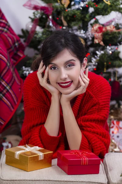 Jong meisje in de buurt van de kerstboom — Stockfoto