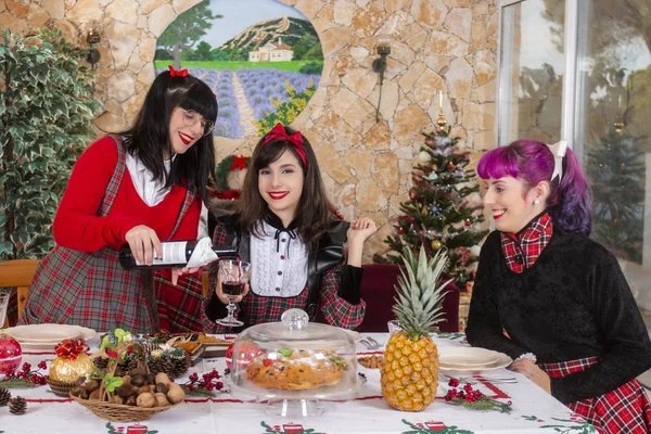 Група друзів за різдвяним столом — стокове фото