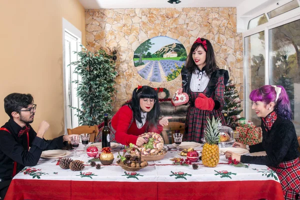 Grupo de amigos en la mesa de Navidad — Foto de Stock