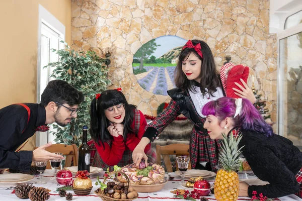 Grupo de amigos en la mesa de Navidad — Foto de Stock