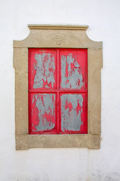 Старое металлическое окно — стоковое фото