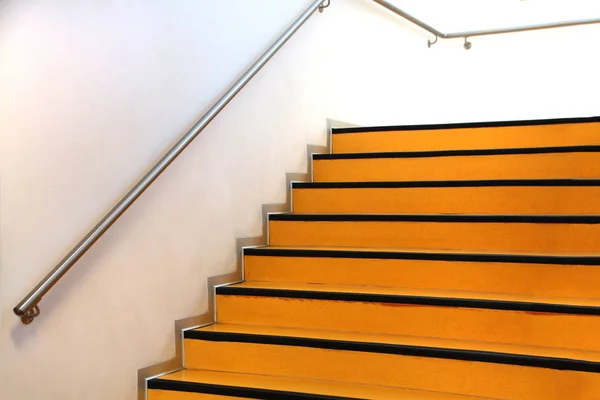 Żółte schody na budynku — Zdjęcie stockowe
