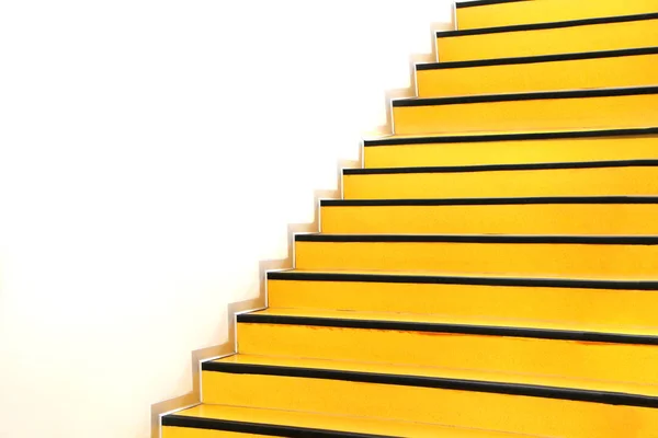 Žluté schody na budově — Stock fotografie