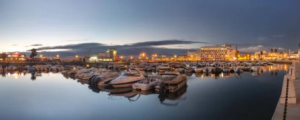 Småbåtshamnen i Faro City vid solnedgången — Stockfoto