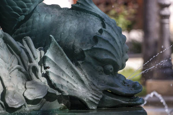 Statue de poisson fontaine — Photo