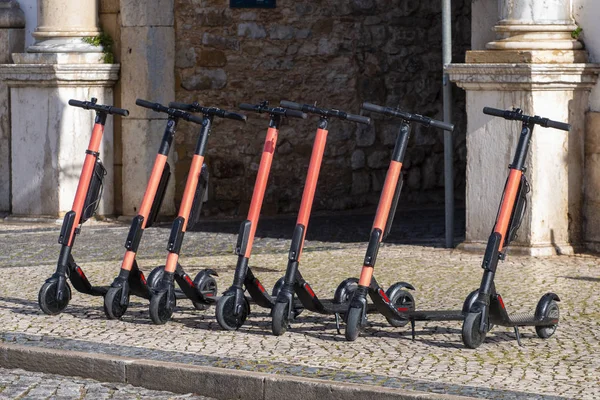 Elektrische scooters in rij op straat. — Stockfoto