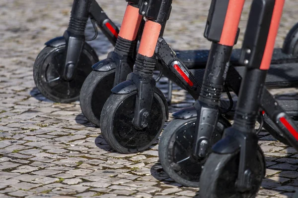 Scooters électriques en rangée dans la rue . — Photo
