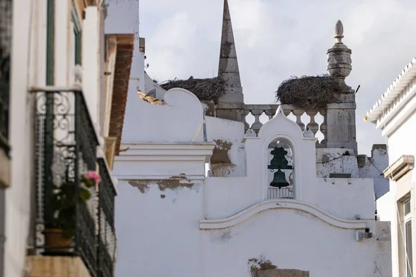 Torre de sino e relógio de uma igreja — Fotografia de Stock