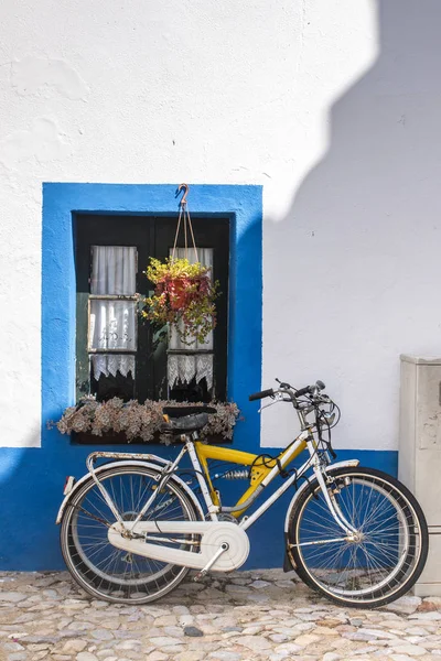 Bicicleta aparcada cerca de la casa —  Fotos de Stock