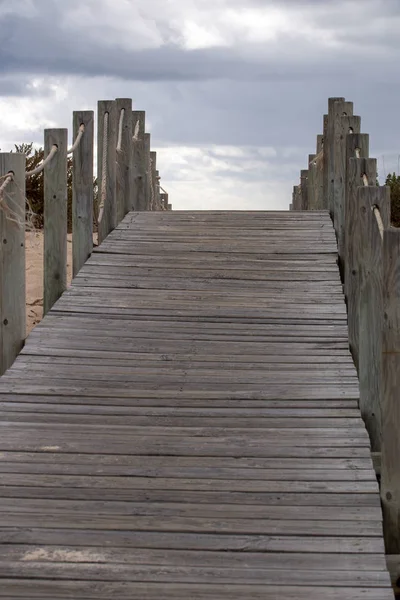 Wooden path to beach — Stock Photo, Image