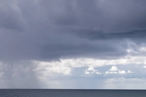 Okyanusta yağmur — Stok fotoğraf
