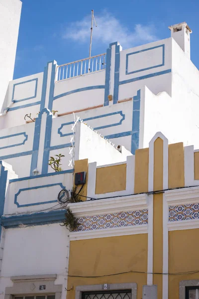 Edificios típicos de las ciudades portuguesas — Foto de Stock