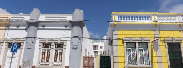 Edificios típicos de las ciudades portuguesas — Foto de Stock