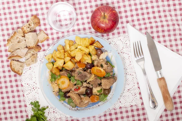 Gekookt vlees met aardappelen — Stockfoto