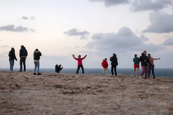 People on the windy Sagres coastline. — Stock Photo, Image
