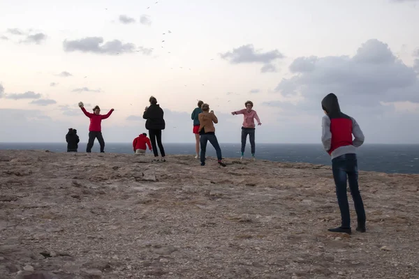 People on the windy Sagres coastline. — Stock Photo, Image