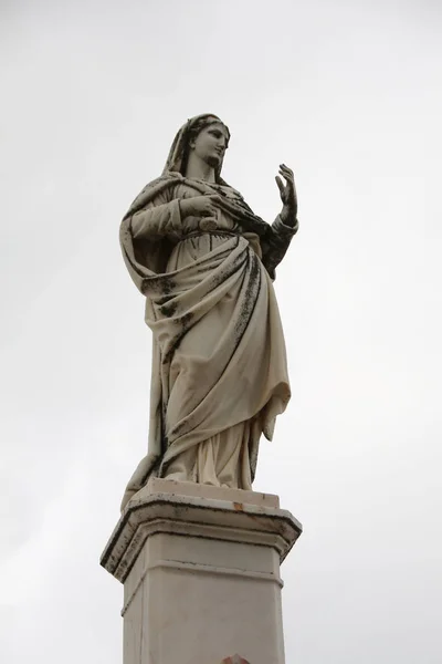 Religiöse Statue auf dem Friedhof — Stockfoto