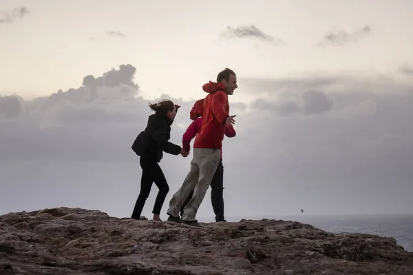 People on the windy Sagres coastline. — Stock Photo, Image