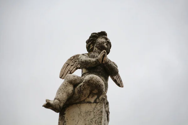 Statue religieuse en cimetière — Photo