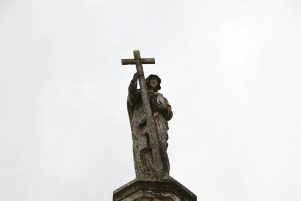 Religious statue in cemetary — Stock Photo, Image