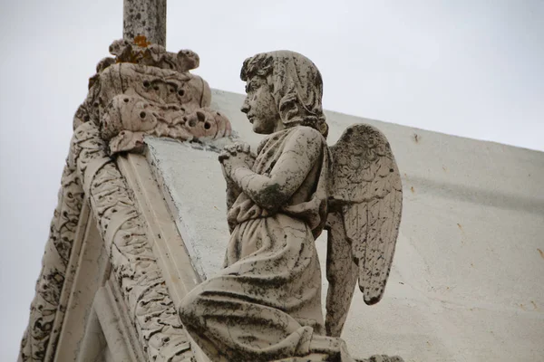 Mezarlığı 'nda dini heykel — Stok fotoğraf