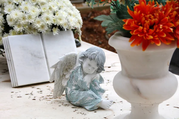 Estátua religiosa em cemitério — Fotografia de Stock