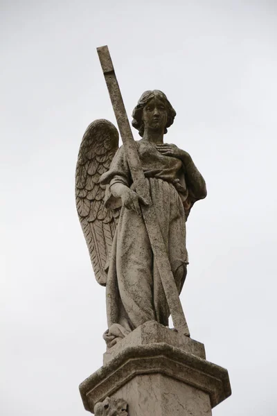 Estátua religiosa em cemitério — Fotografia de Stock